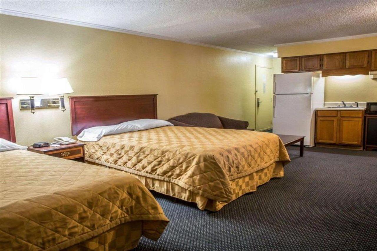 Rodeway Inn & Suites Plymouth Hwy 64 Exterior photo