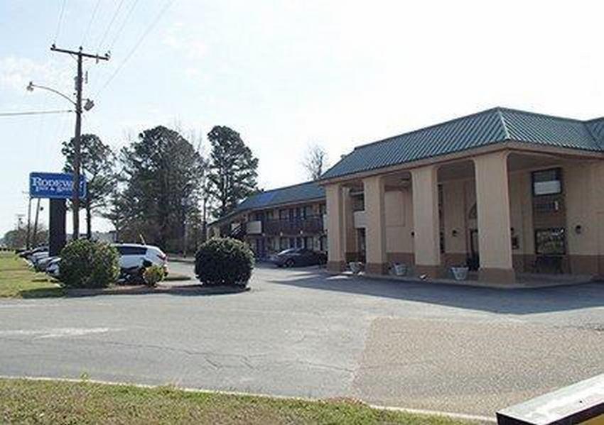 Rodeway Inn & Suites Plymouth Hwy 64 Exterior photo