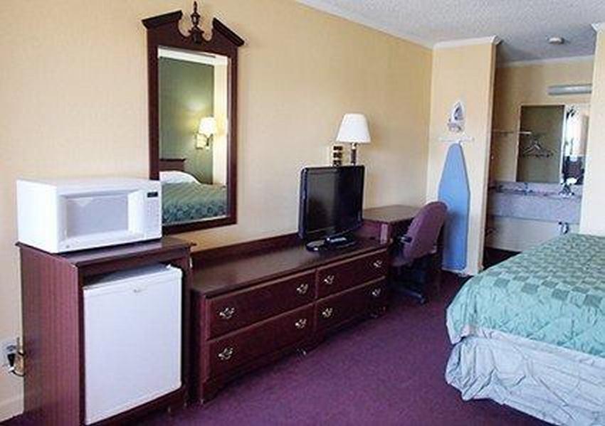Rodeway Inn & Suites Plymouth Hwy 64 Exterior photo