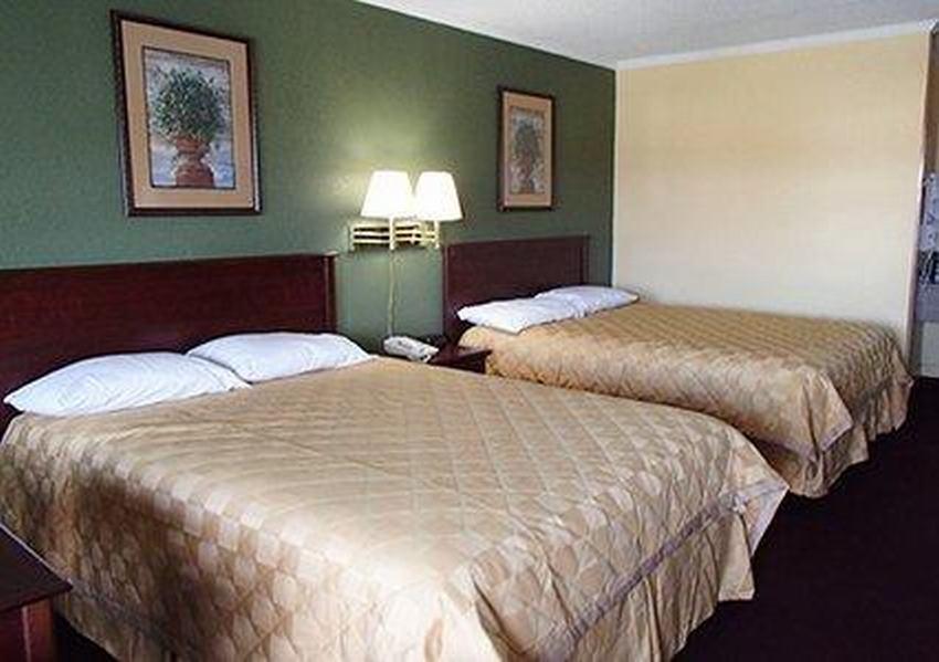 Rodeway Inn & Suites Plymouth Hwy 64 Exterior photo