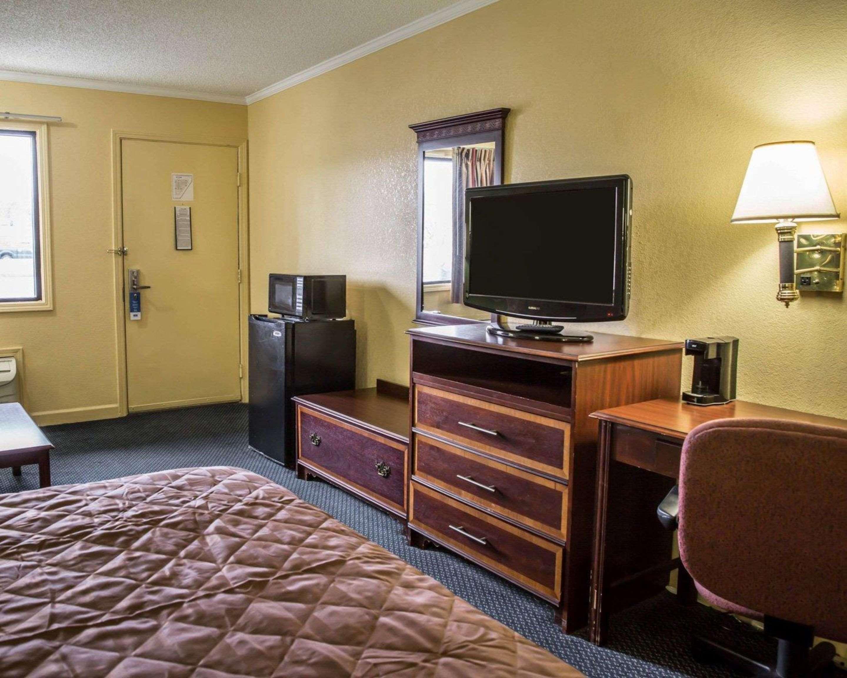 Rodeway Inn & Suites Plymouth Hwy 64 Exterior photo