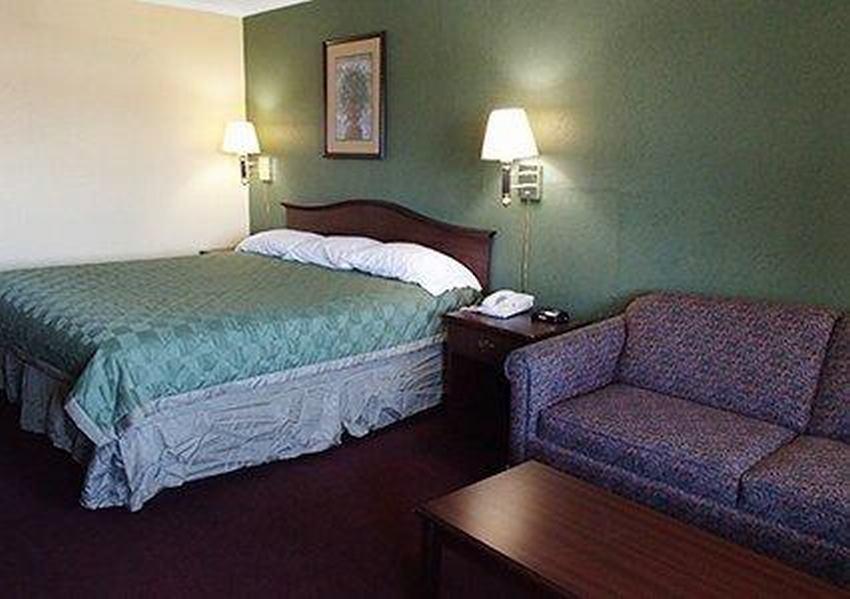 Rodeway Inn & Suites Plymouth Hwy 64 Exterior photo