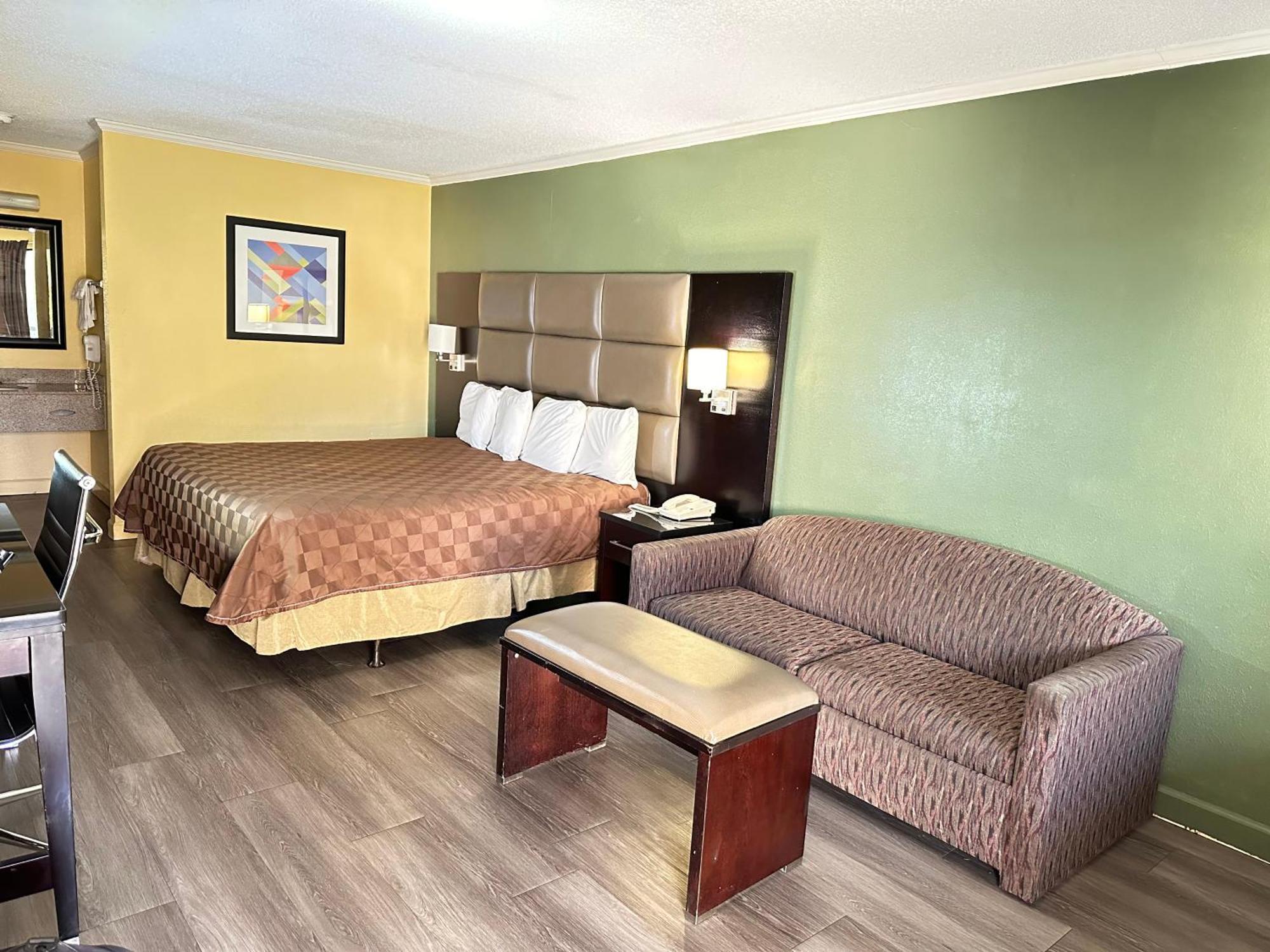 Rodeway Inn & Suites Plymouth Hwy 64 Exterior photo
